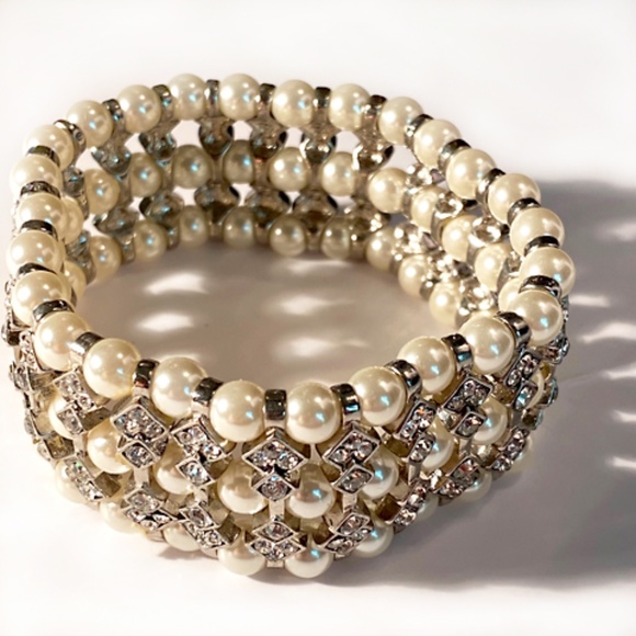 BANANA REPUBLIC Pearl & Rhinestone Bracelet - Picture 4 of 4